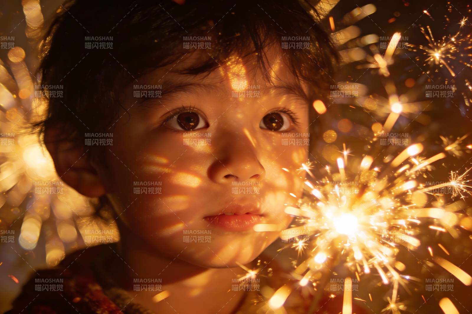 孩童手持烟花专注凝视图片