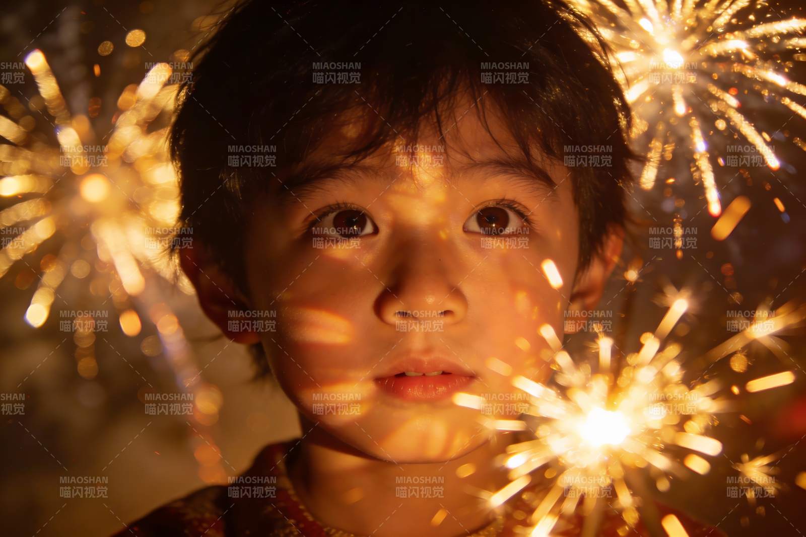 烟花映衬下的孩童专注神情图片