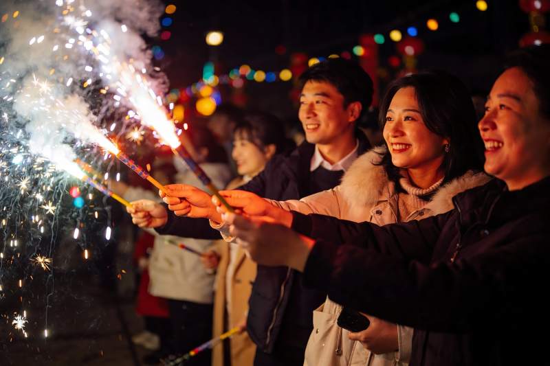 夜景烟花欢庆人群图片