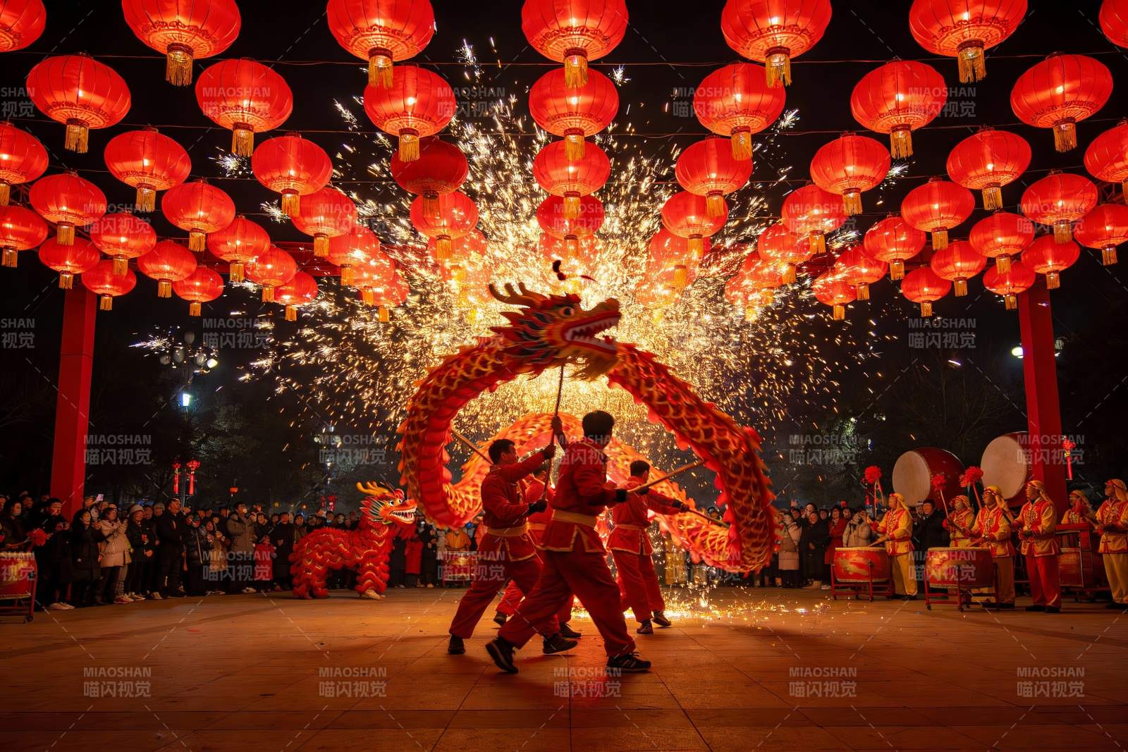 夜空中舞动的红色龙灯表演图片