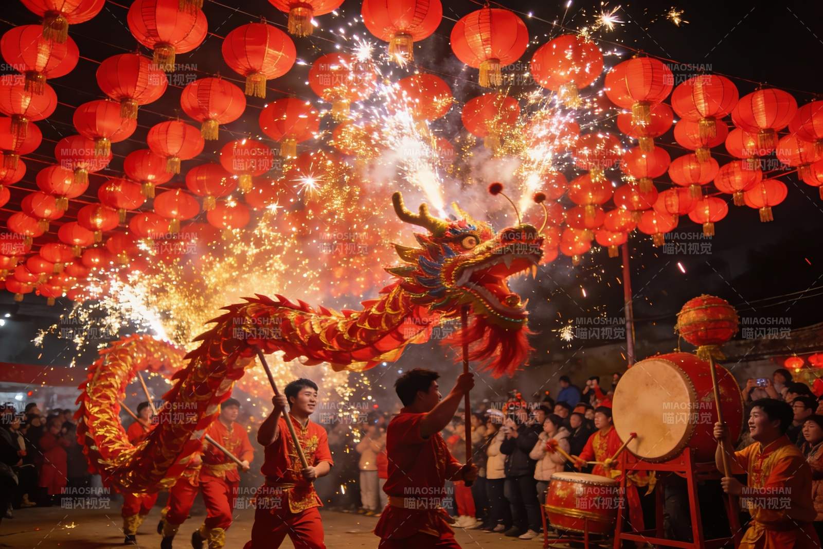 夜空中舞动的红色龙灯表演图片