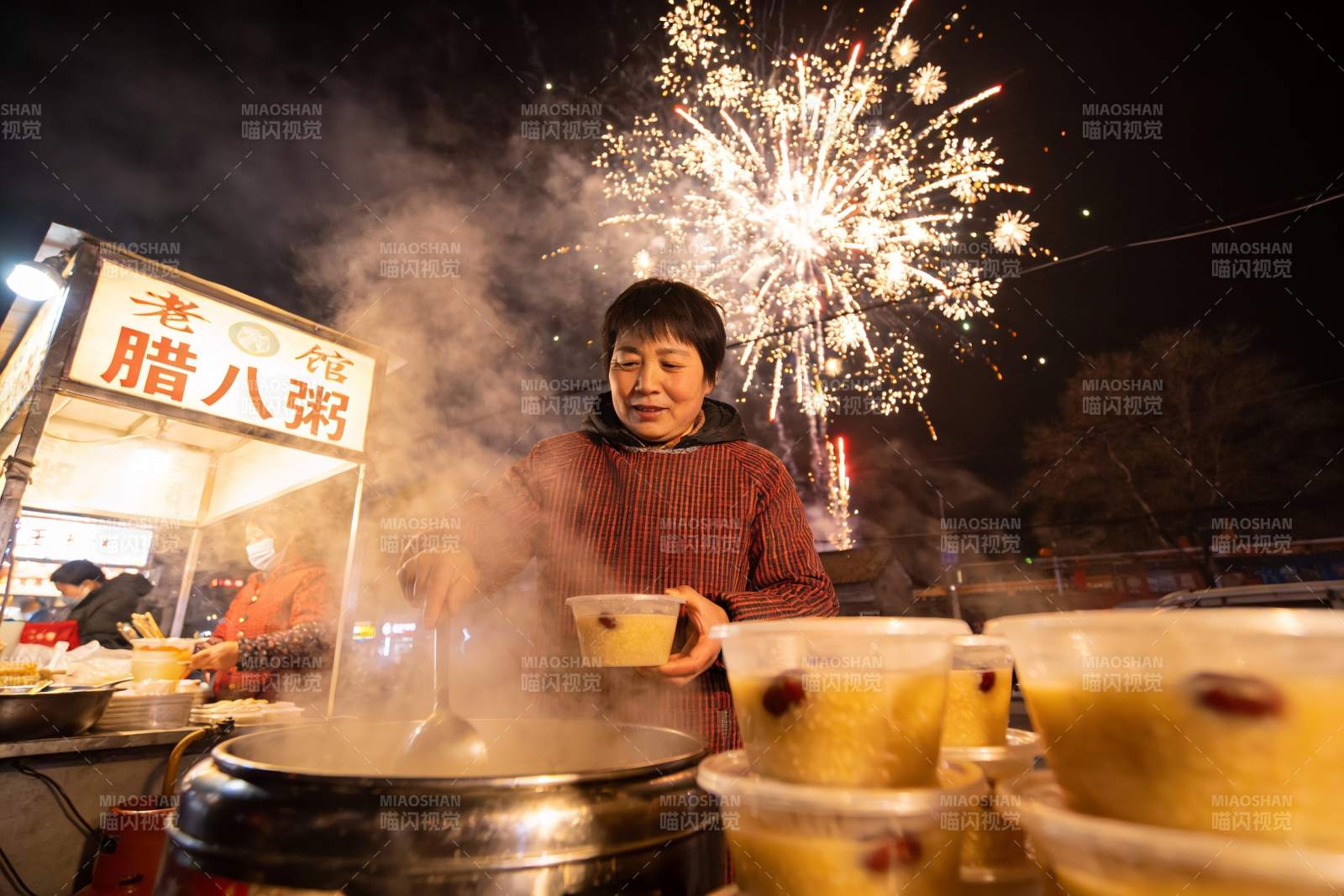 夜市摊位烟花绽放美食热气腾腾图片