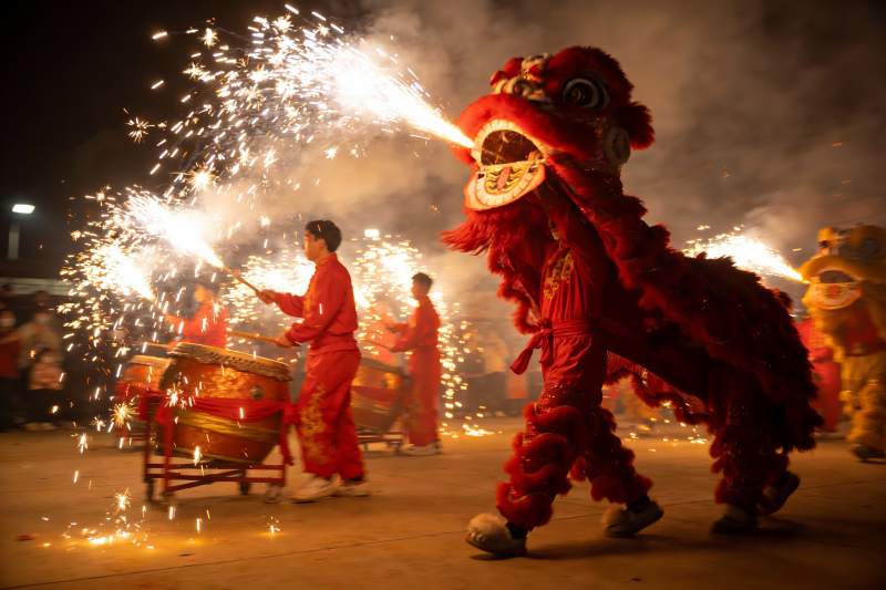 夜场舞狮烟花表演热闹非凡图片