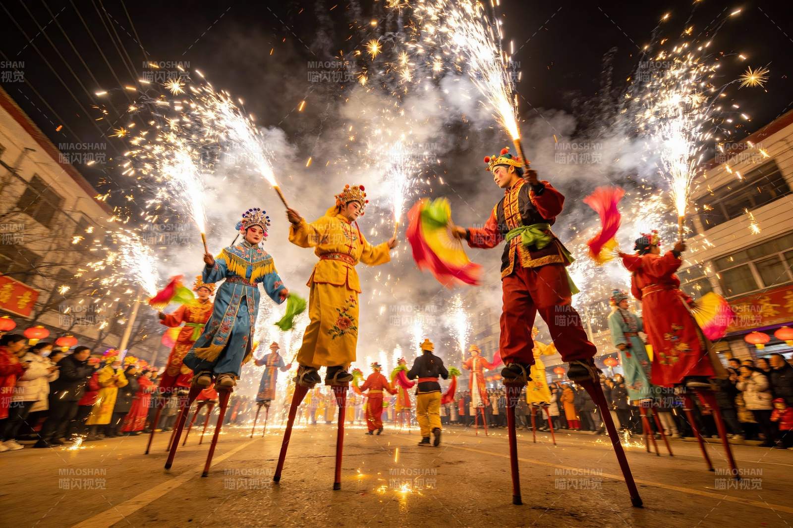 夜街踩高跷烟花表演热闹非凡图片
