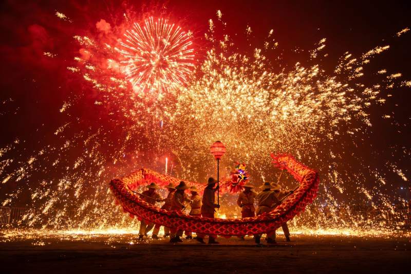 烟花下舞龙表演热闹非凡图片
