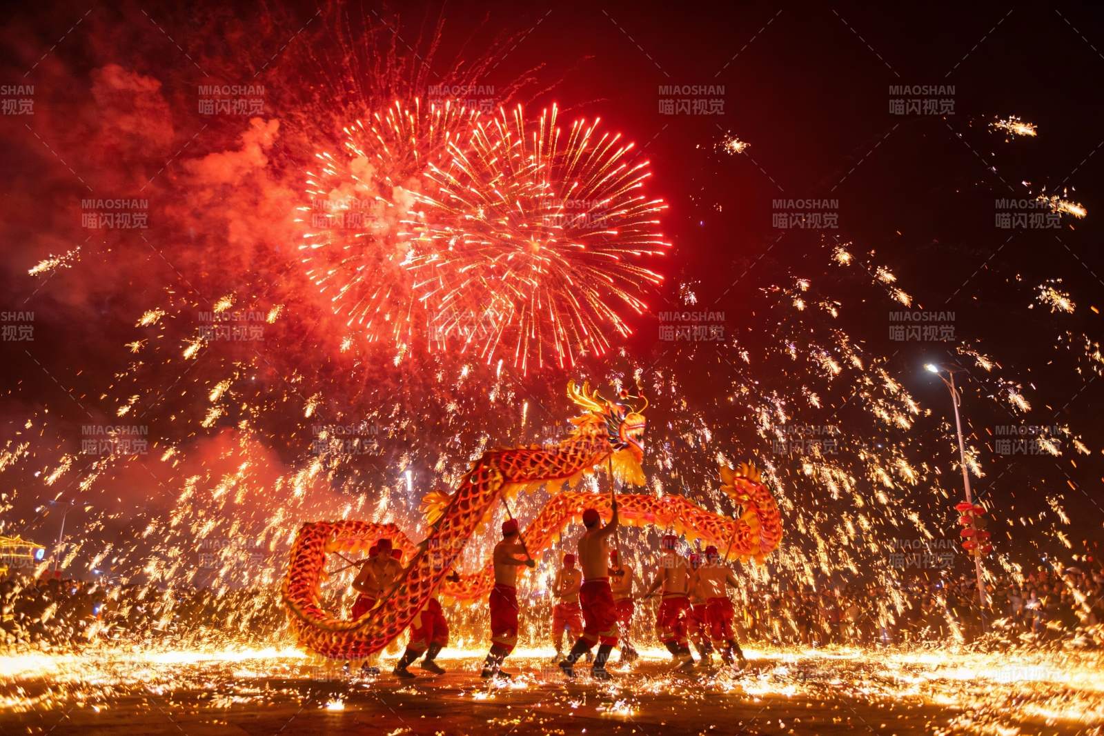 夜空烟花舞龙表演盛况图片