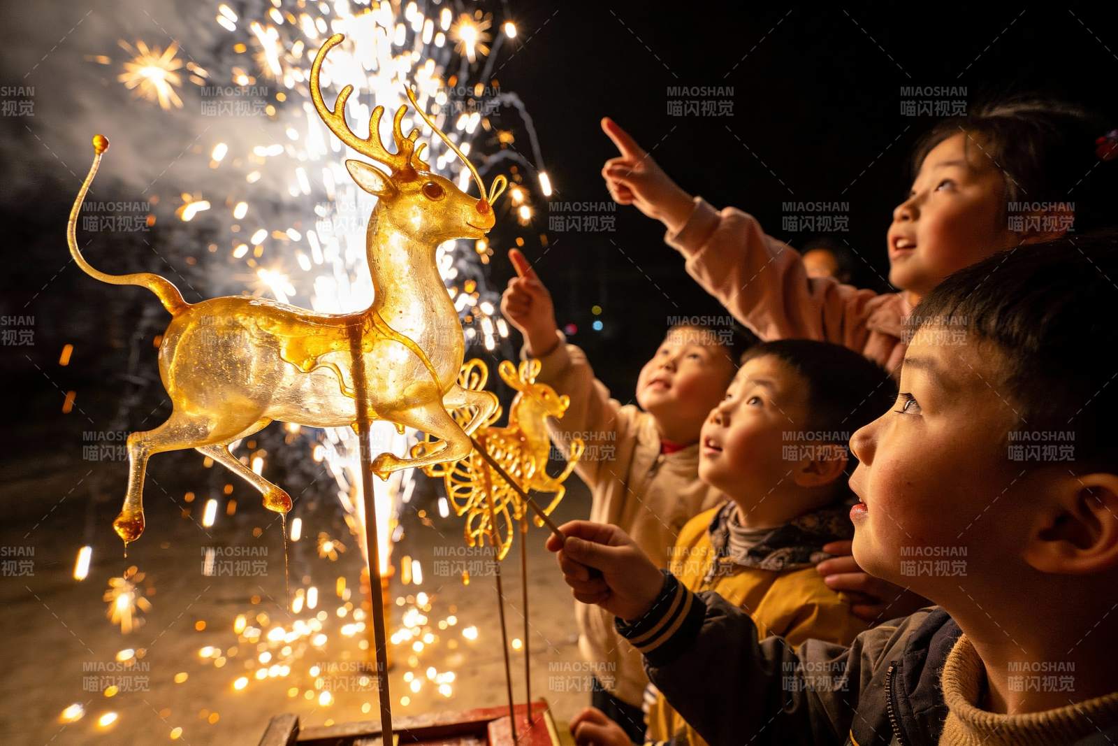 儿童观赏烟花与糖艺鹿图片