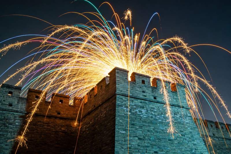 长城烟花绽放夜图片