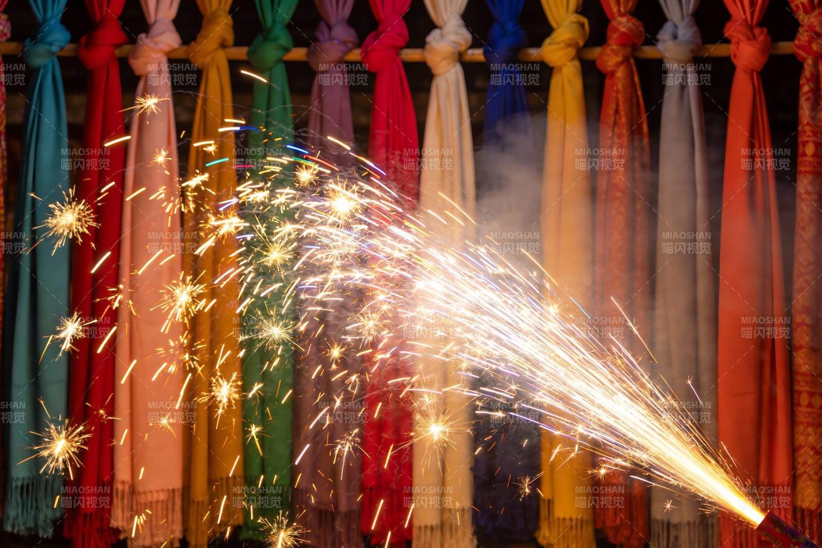 烟花绽放彩带背景图片