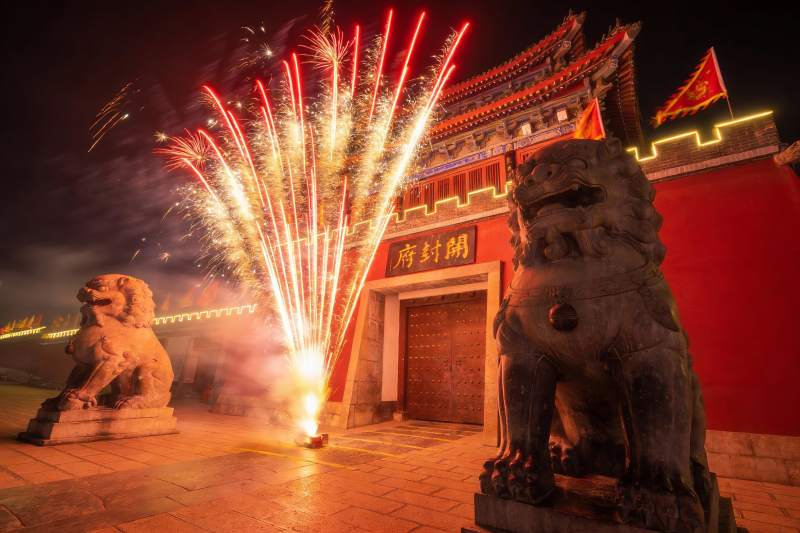 夜幕下的古建筑烟花秀图片