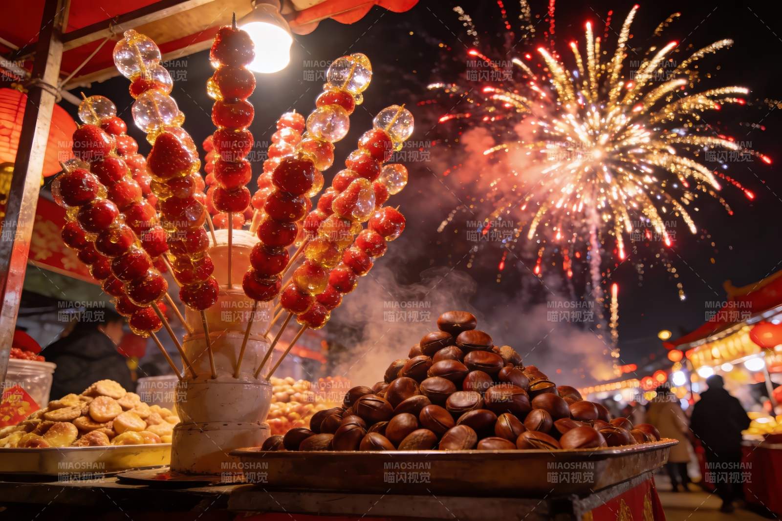 夜市烟火下糖葫芦与板栗图片