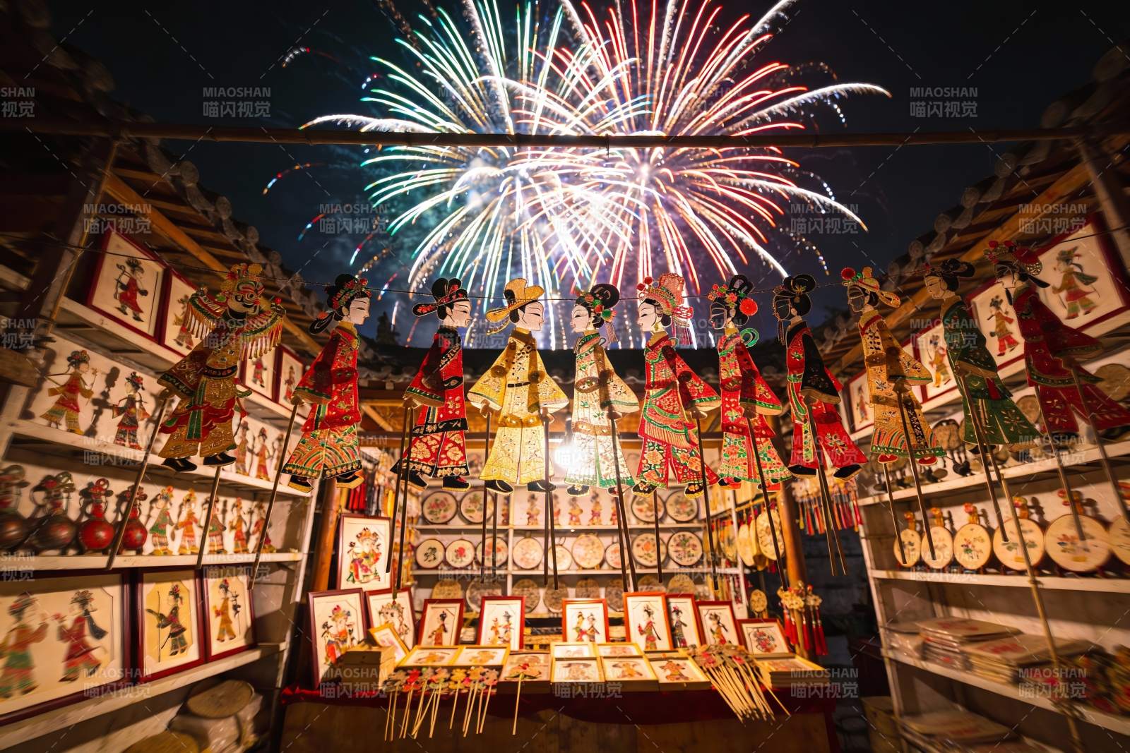 夜市皮影戏与烟花绽放图片