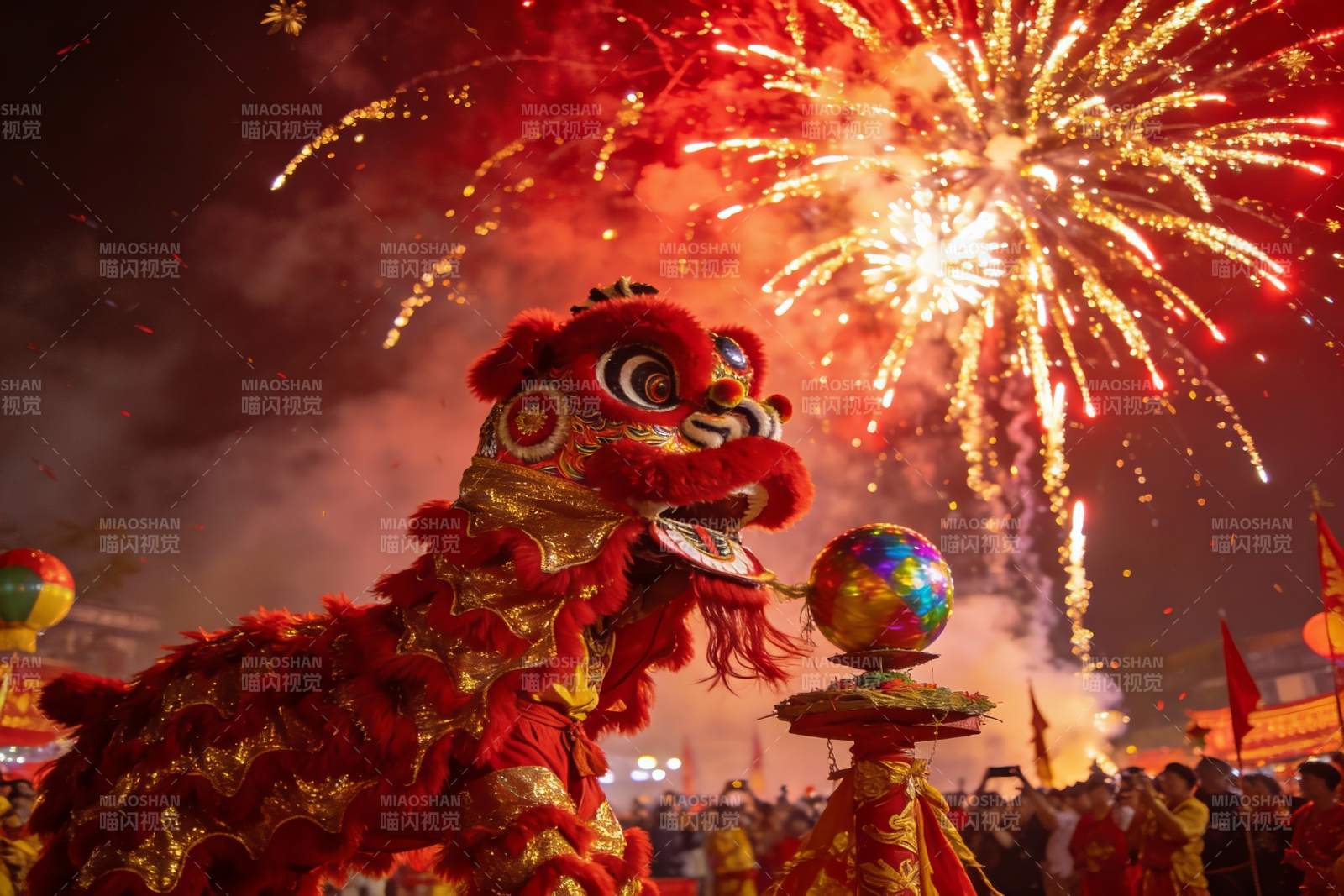烟花下的舞狮表演热闹非凡图片