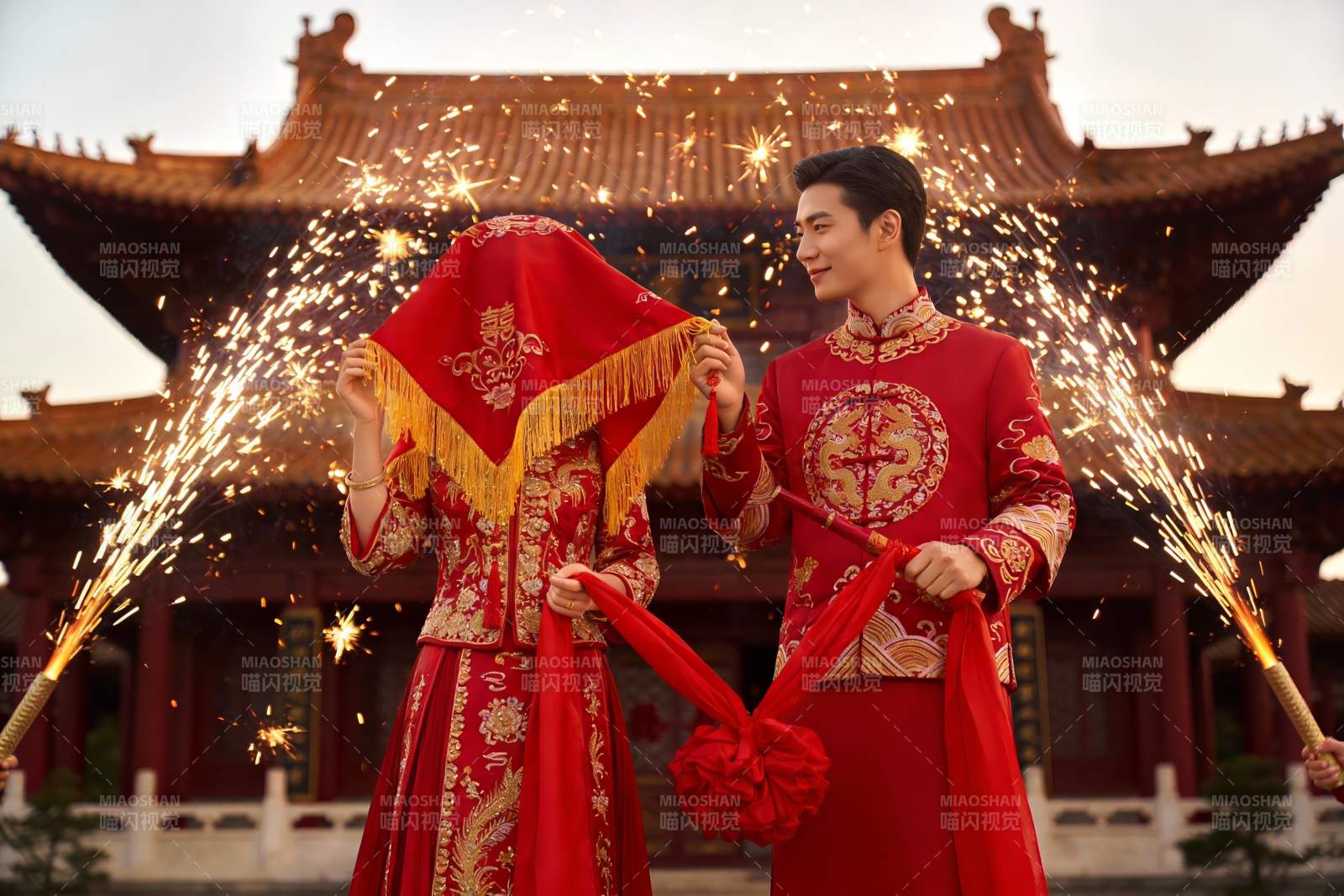 中式婚礼现场新人手持烟花图片