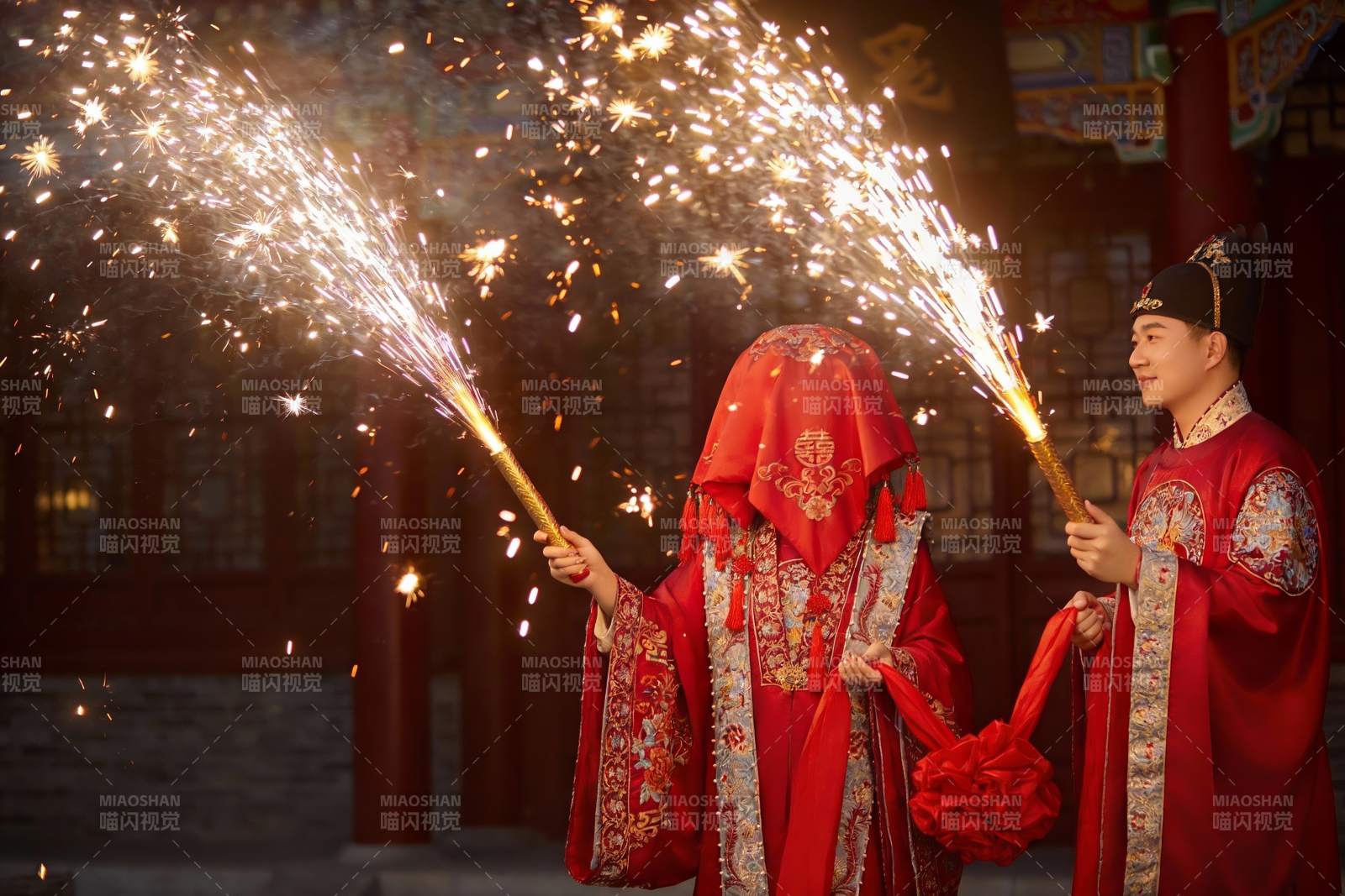 传统中式婚礼新人手持烟花图片