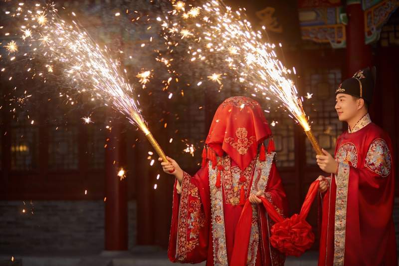 传统中式婚礼新人手持烟花图片
