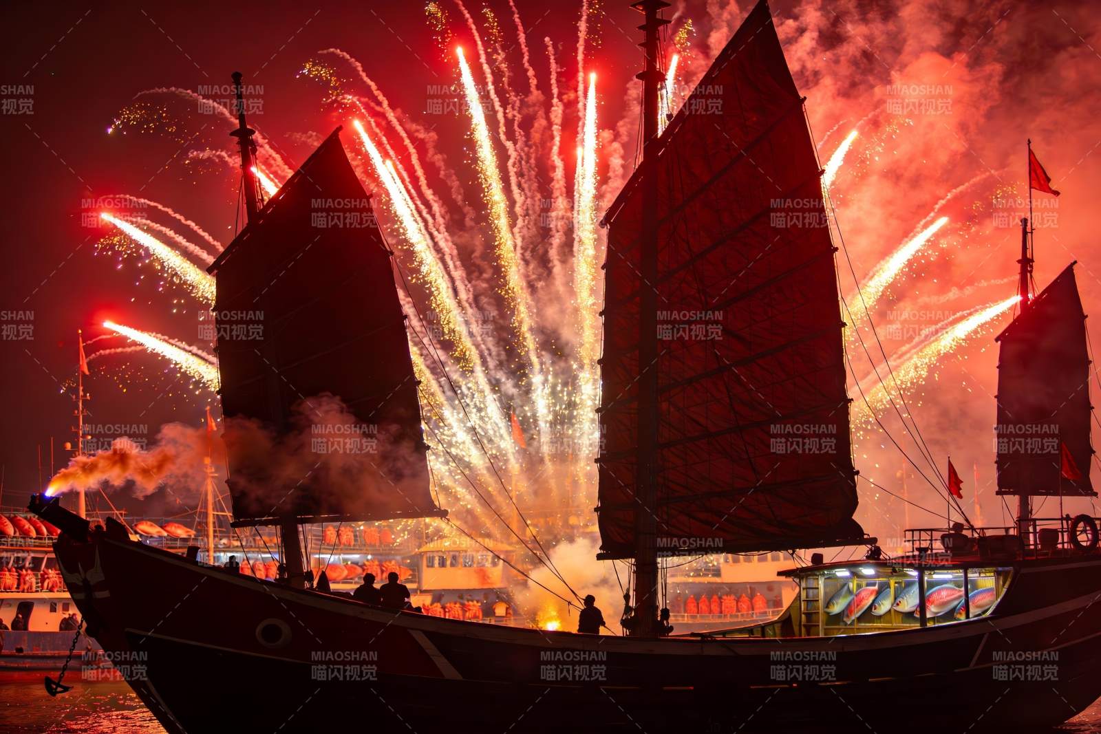 夜幕烟花下的古船盛景图片