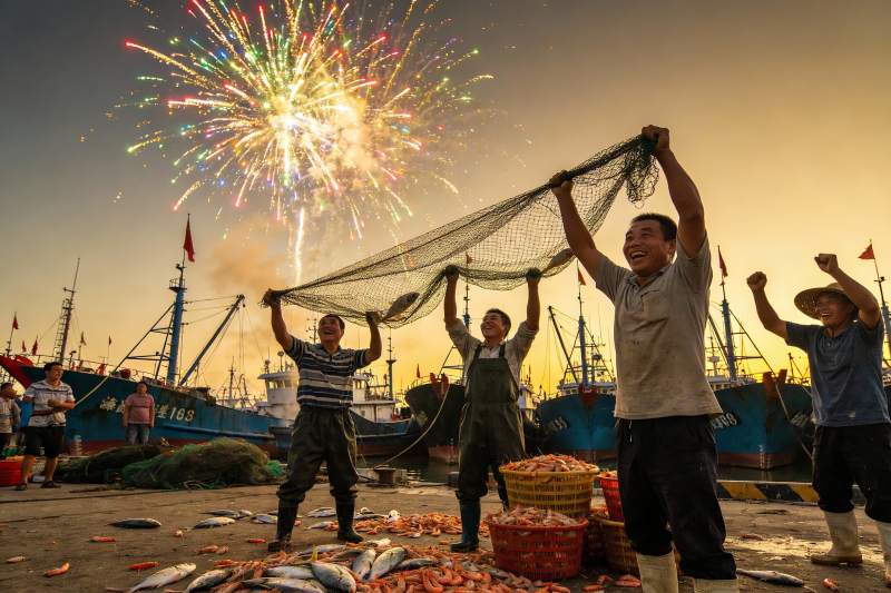 渔港烟花庆典渔民欢庆丰收图片