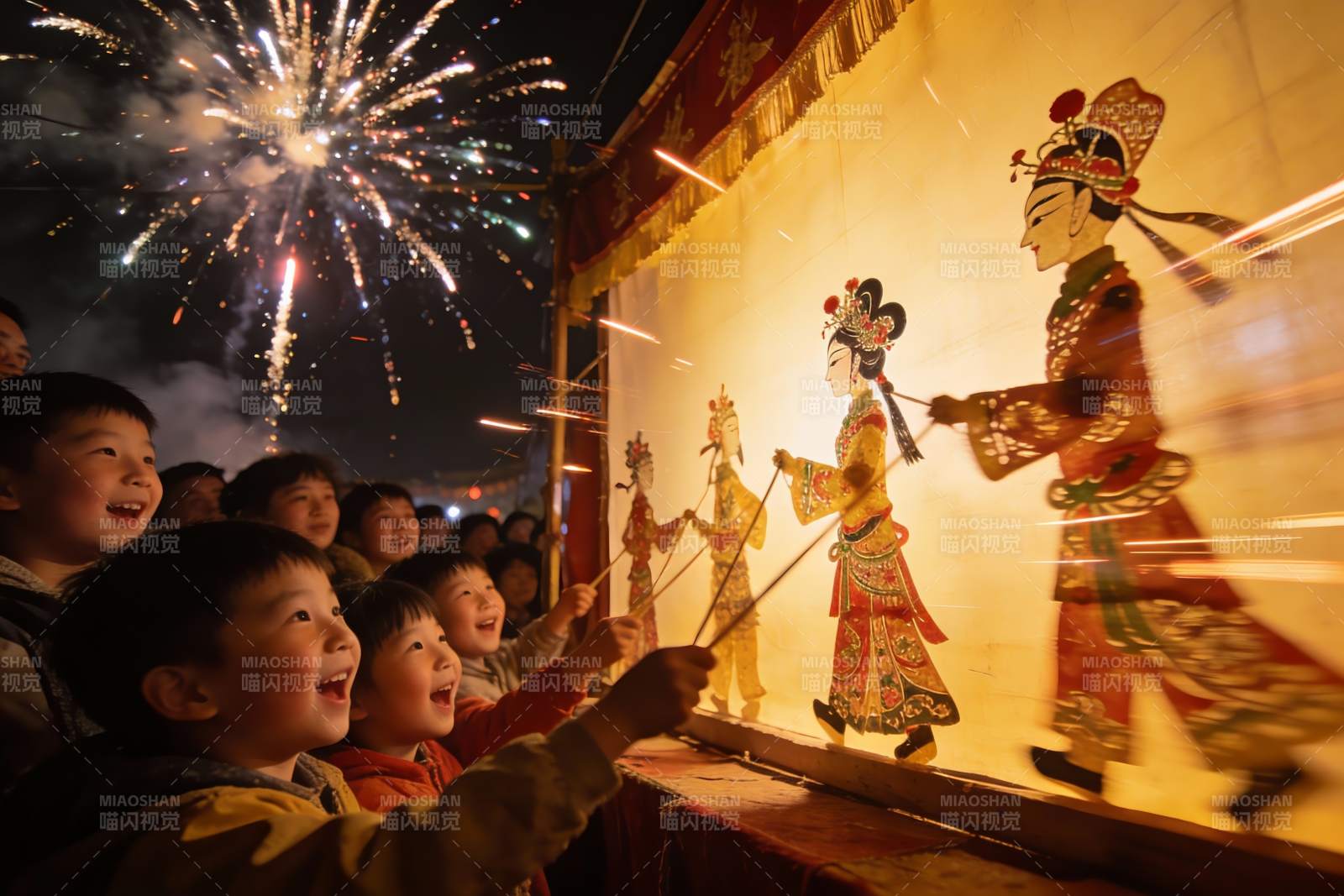 烟花下儿童观看皮影戏图片