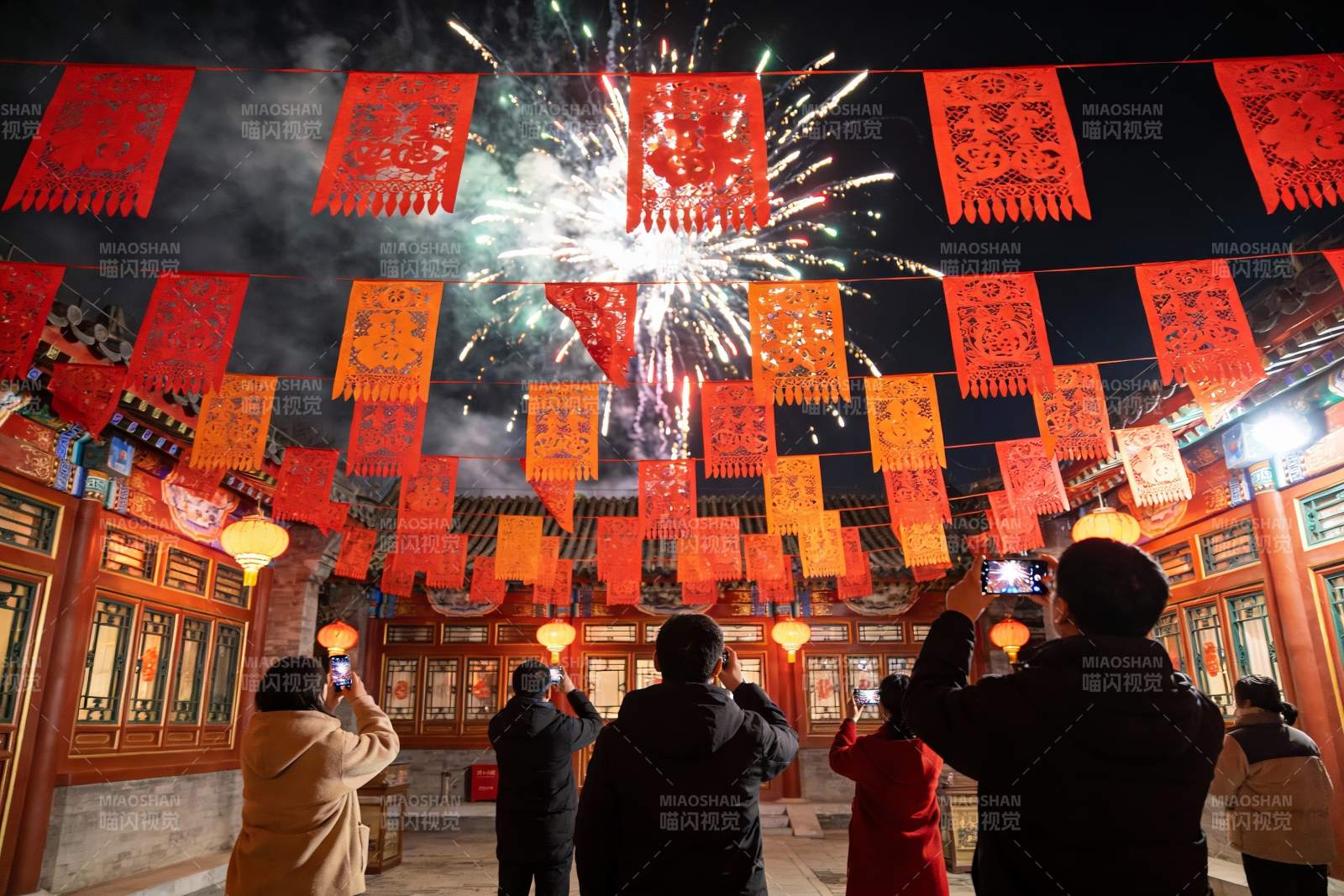 夜景烟花下古建筑前拍照人群图片