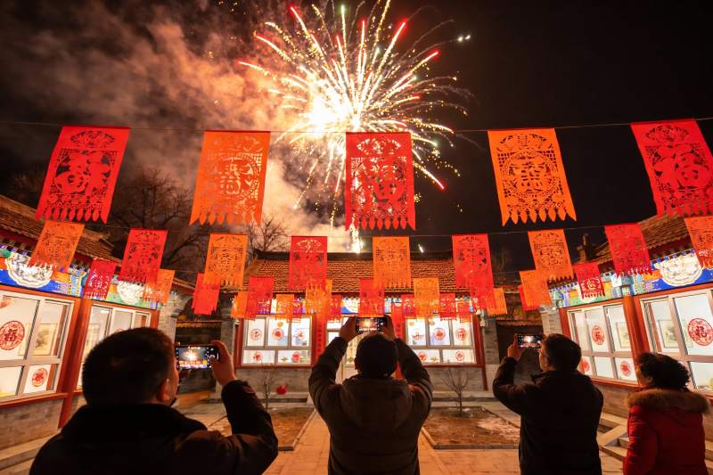 夜空中绽放烟花众人拍照留念图片