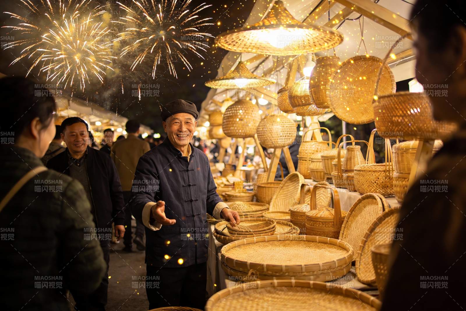 夜市烟火下竹编摊位热闹非凡图片