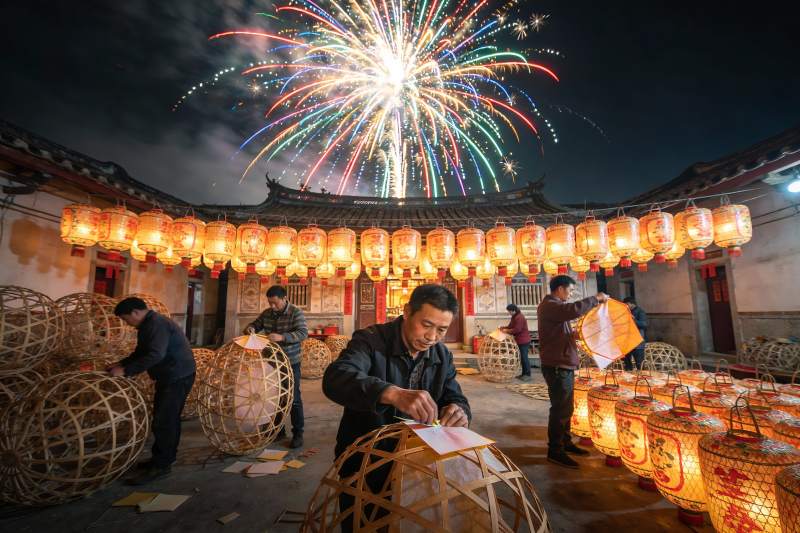 夜空中烟花绽放灯笼制作热闹非凡图片