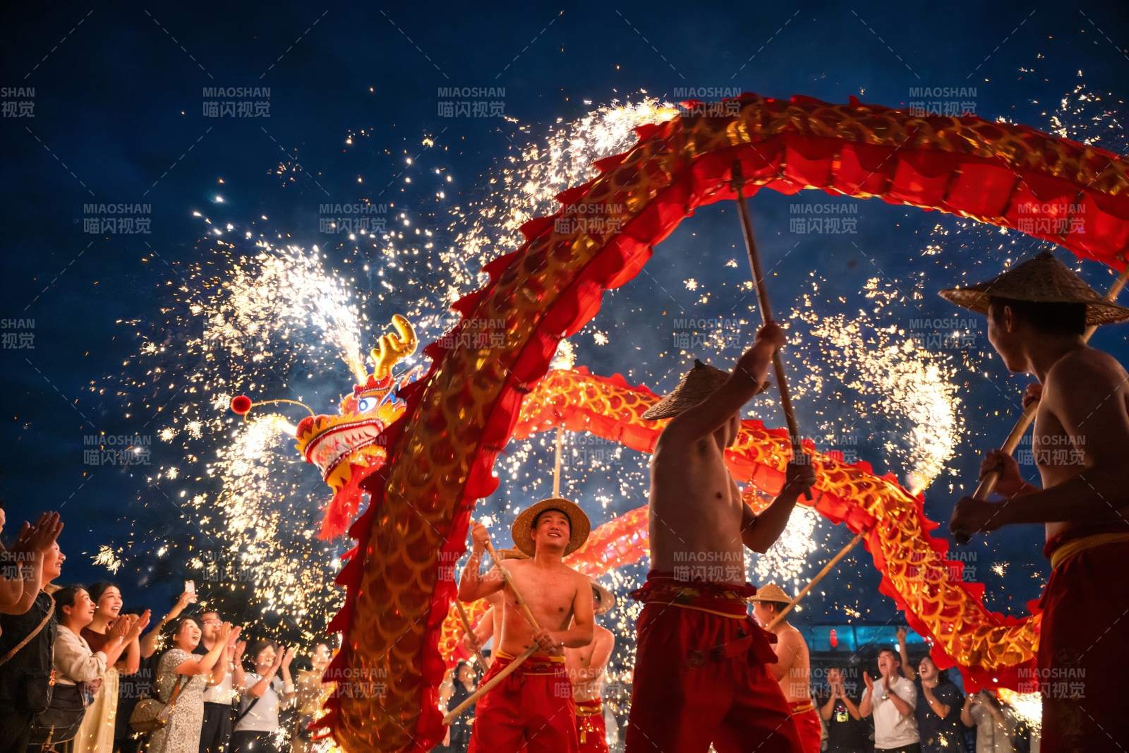 夜空中舞龙表演火花四溅图片