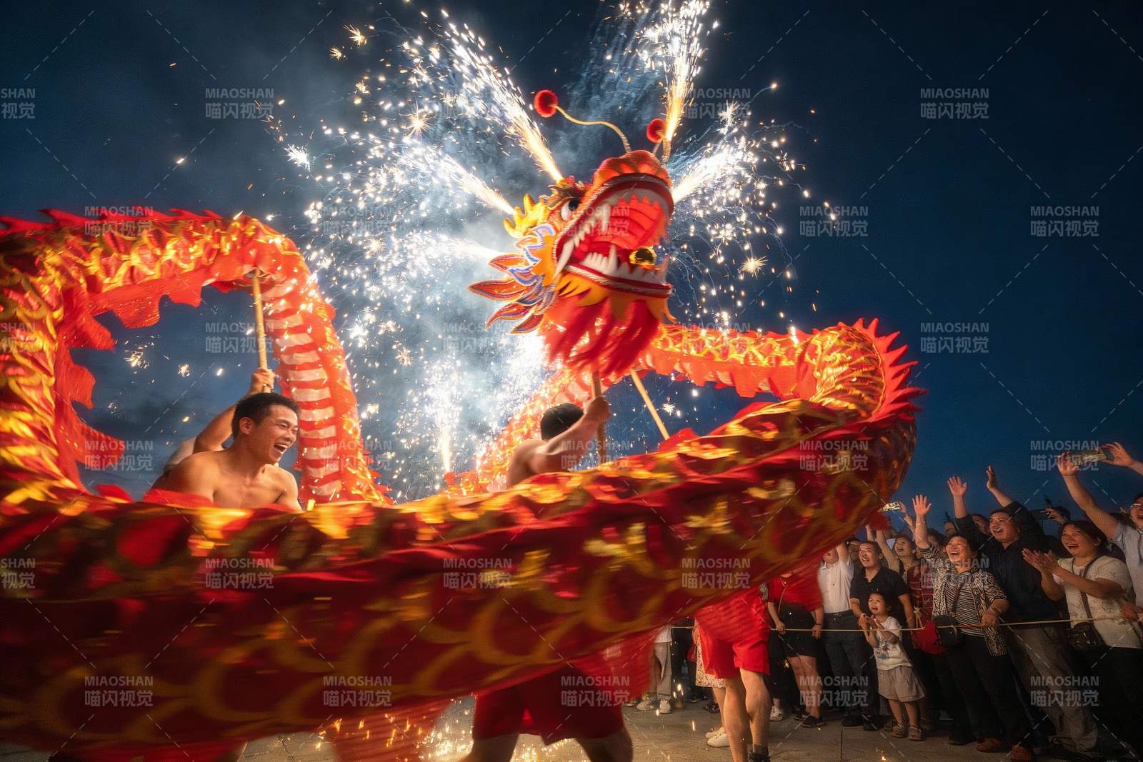 夜空中舞动的红色龙灯表演图片