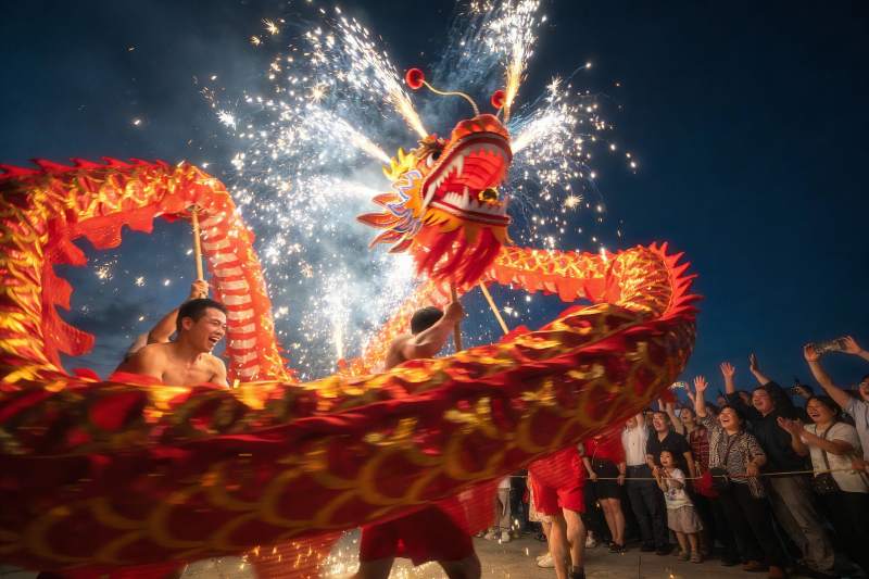 夜空中舞动的红色龙灯表演图片