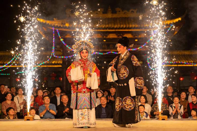 传统戏曲表演烟花璀璨图片