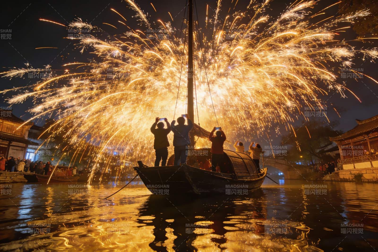 夜游船上烟花绽放游客拍照图片