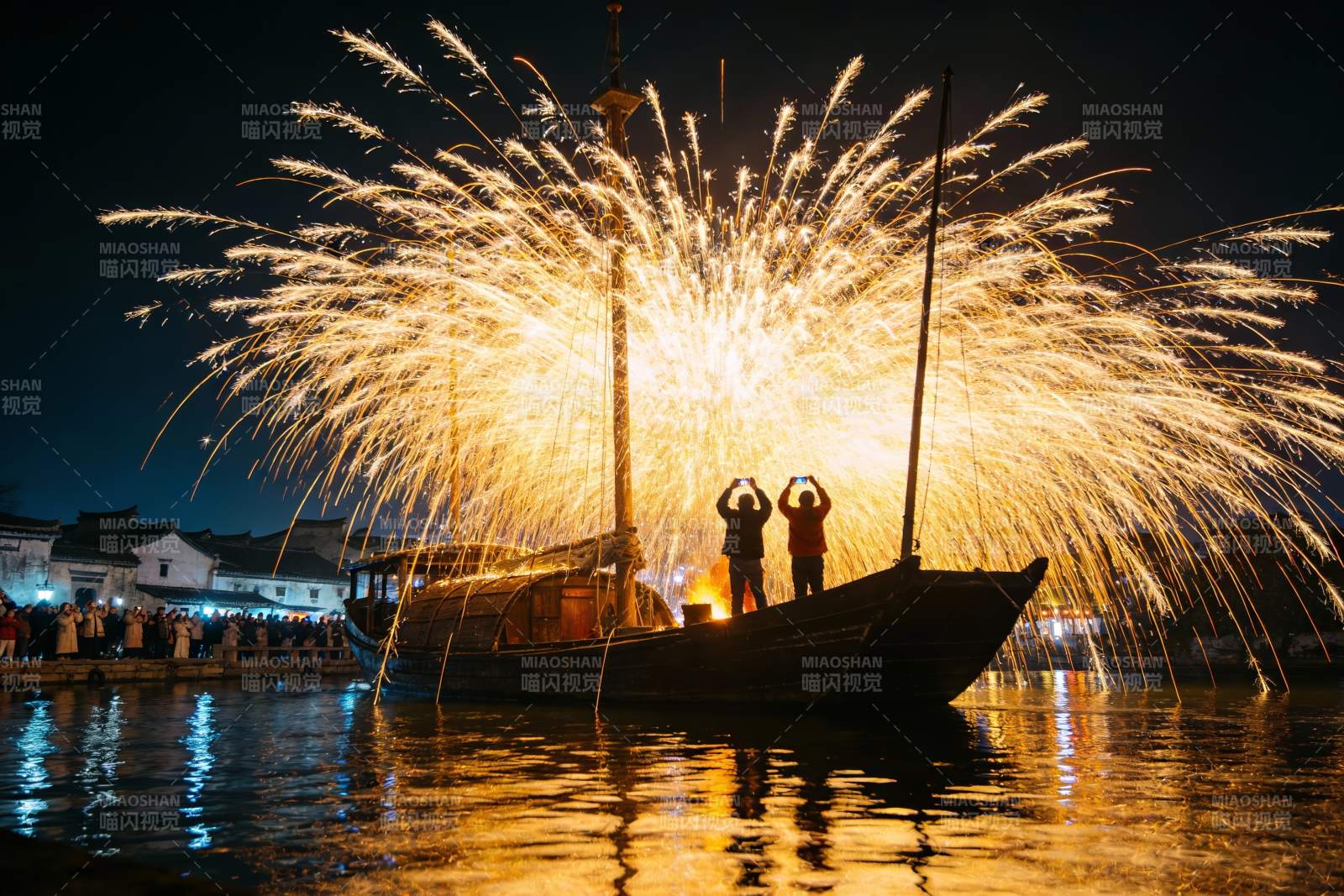 夜幕江上烟花绽放游船图片