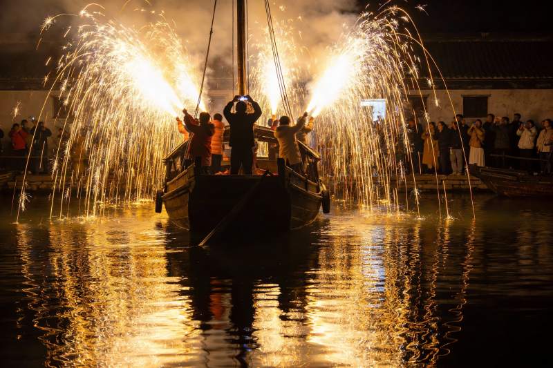 夜游水上烟花表演热闹非凡图片