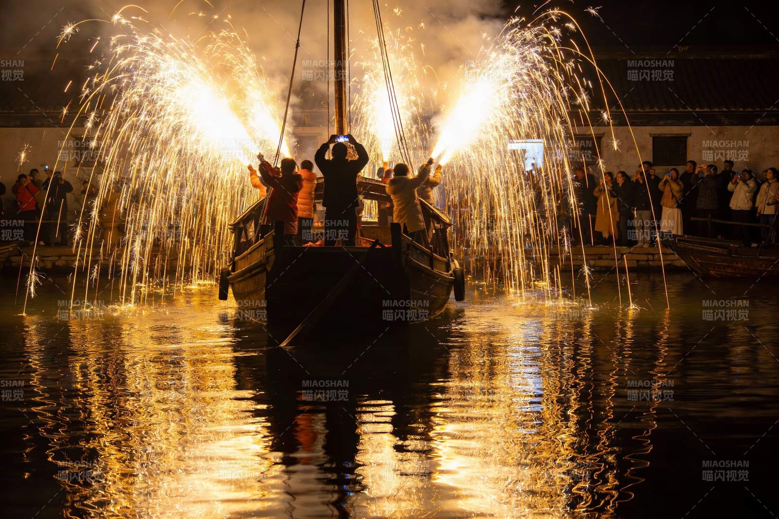 夜游水上烟花表演热闹非凡图片