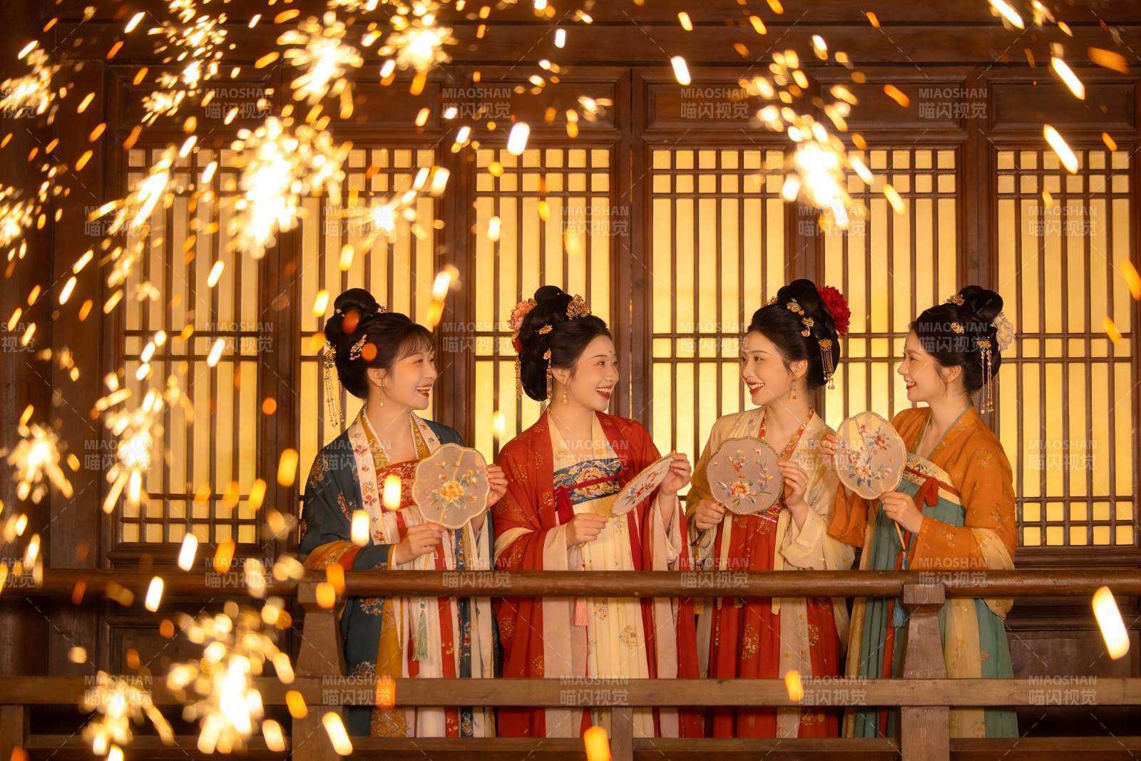 四位身着汉服女子在古建筑前欢笑图片