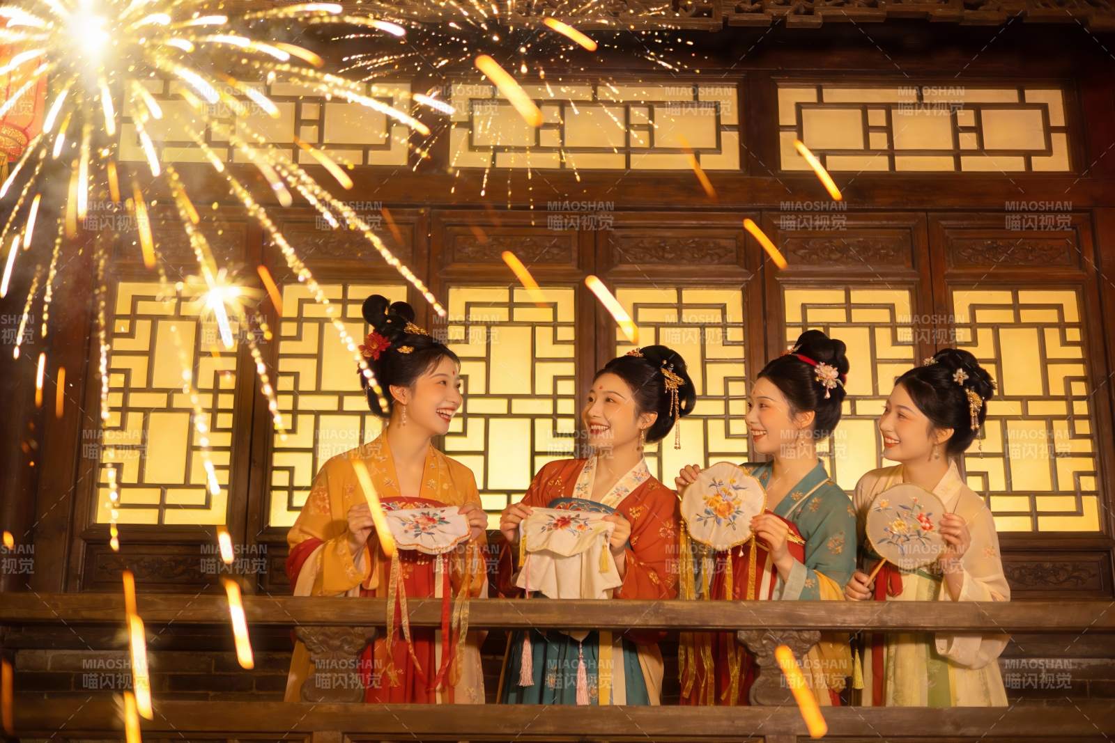 四位身着古装女子观赏烟花图片
