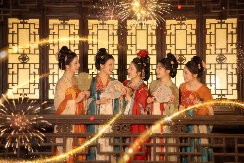 五位身着古装女子欢庆场景图片
