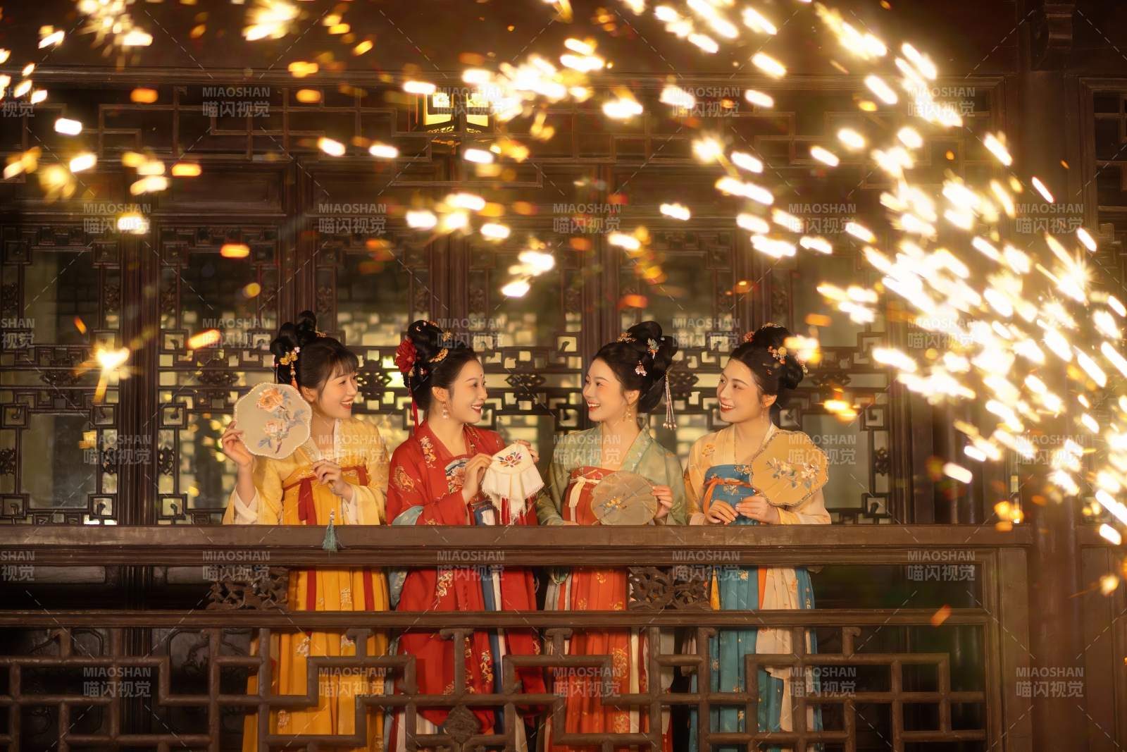 四位身着汉服女子在古建筑前图片