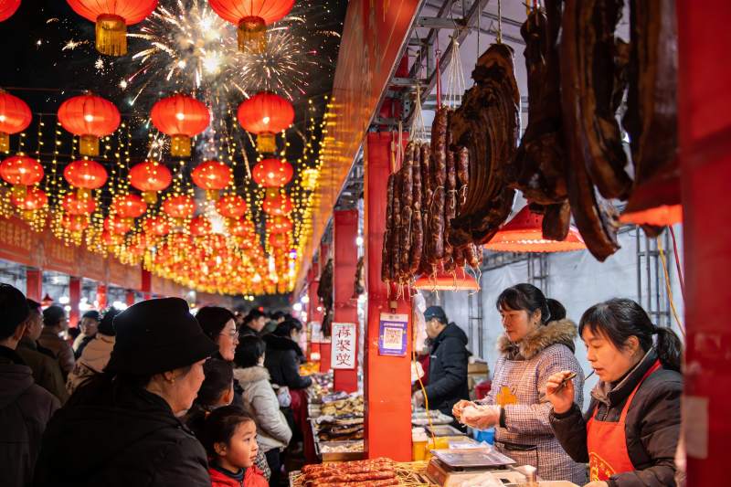 热闹集市夜景挂满红灯笼图片