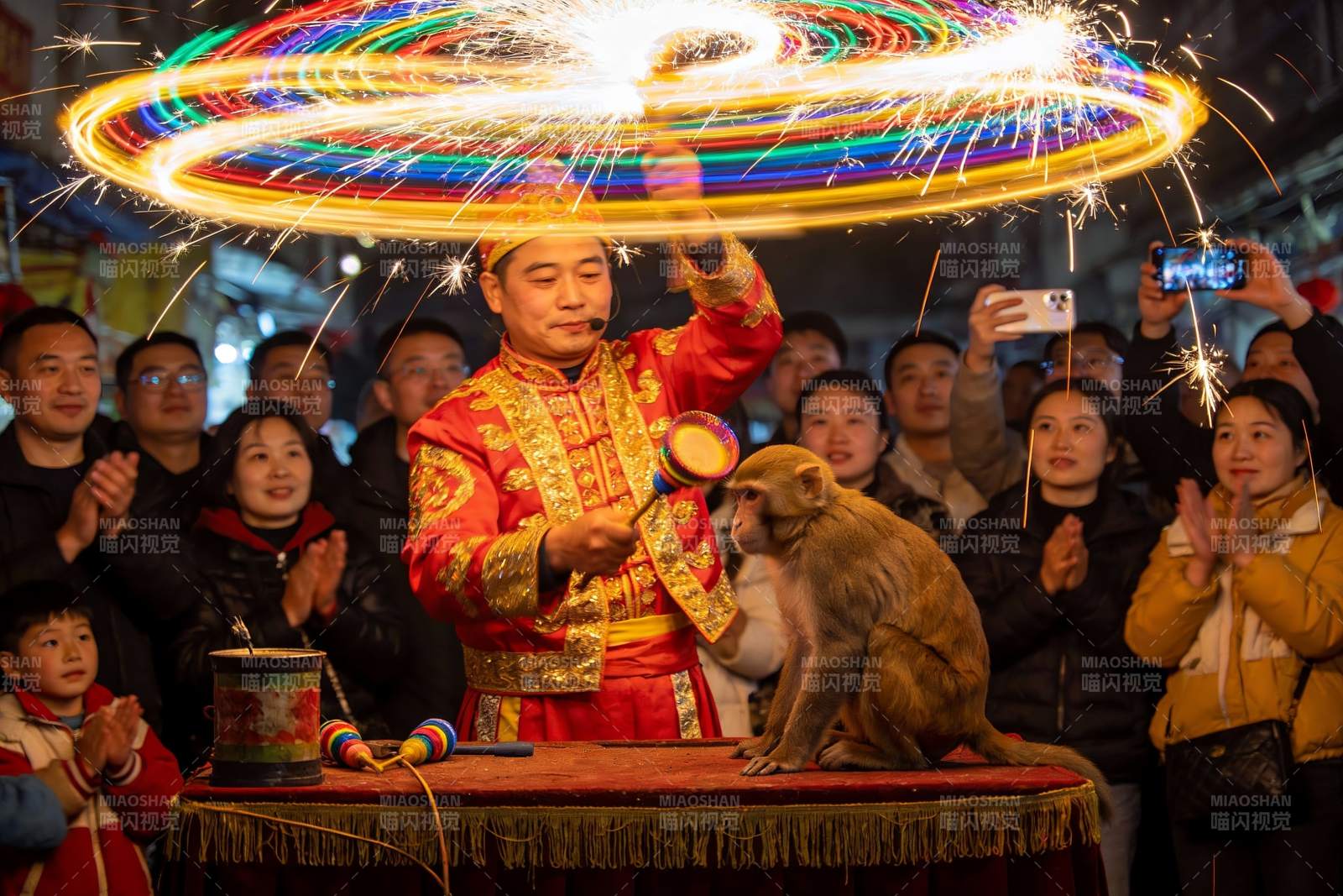 猴戏表演火花四溅观众欢呼图片
