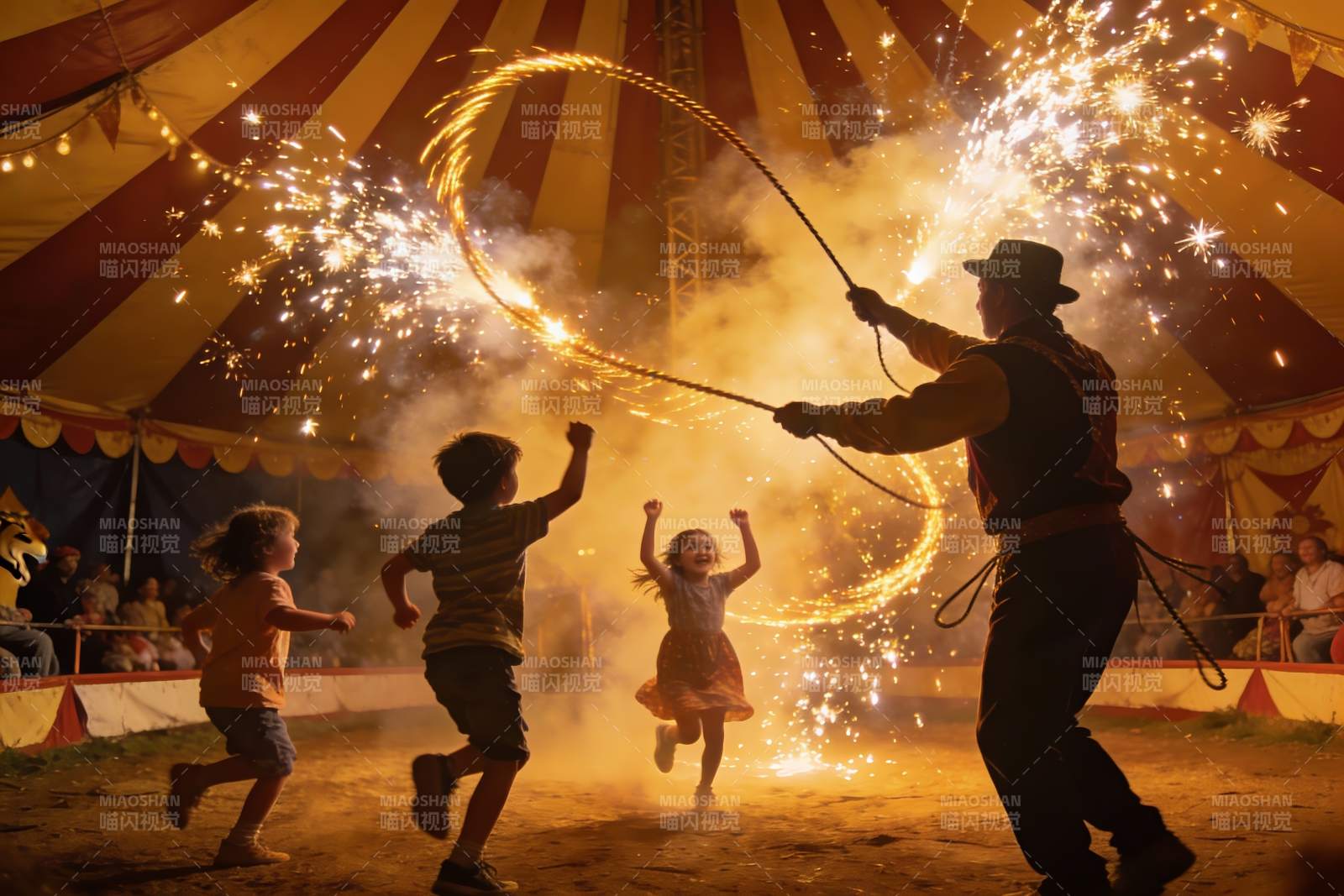 烟花表演中孩子们欢乐奔跑图片