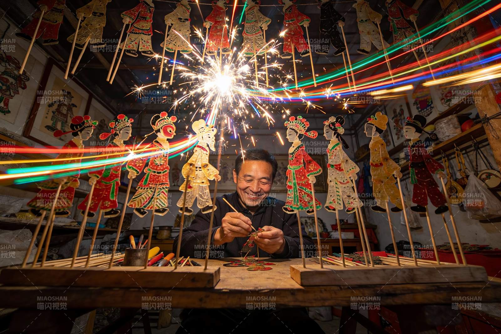 匠人制作皮影戏偶现场图片