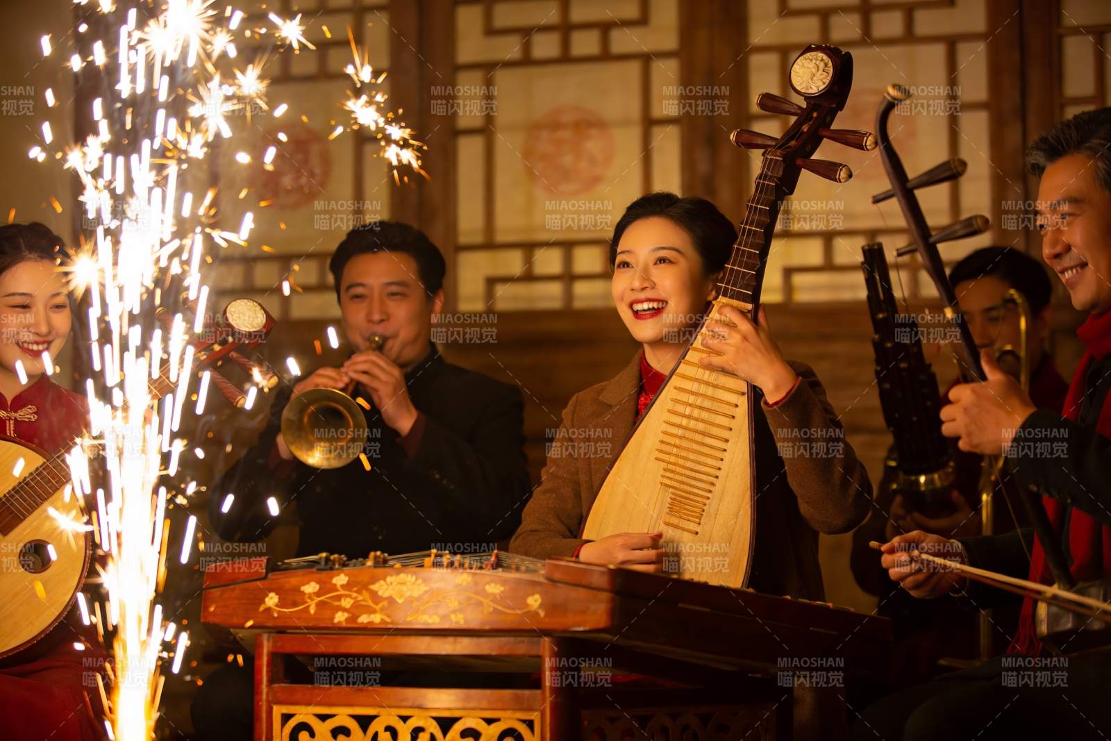 传统乐器演奏火花四溅图片