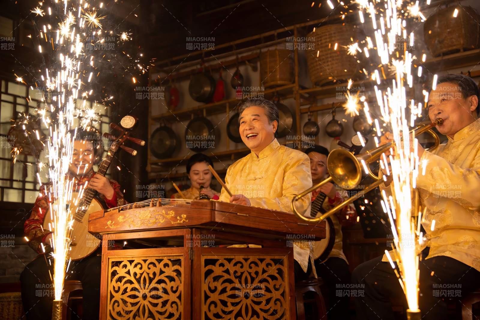 传统乐器表演烟花绽放图片