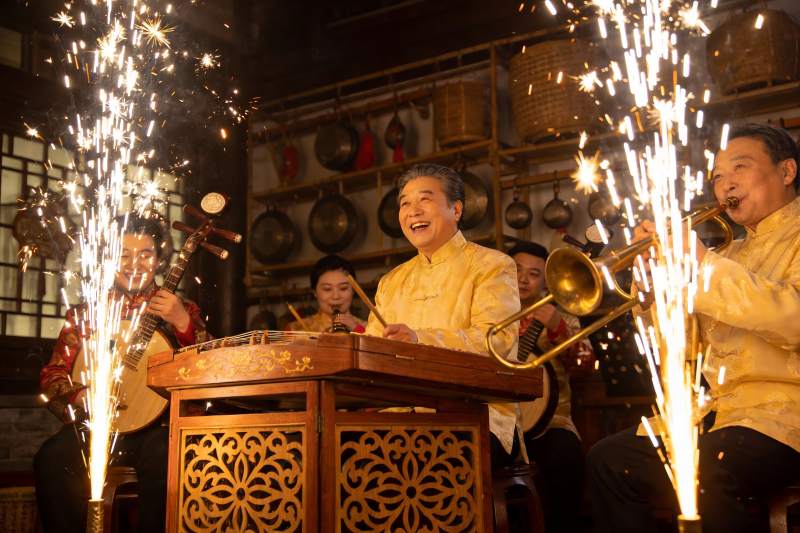 传统乐器表演烟花绽放图片