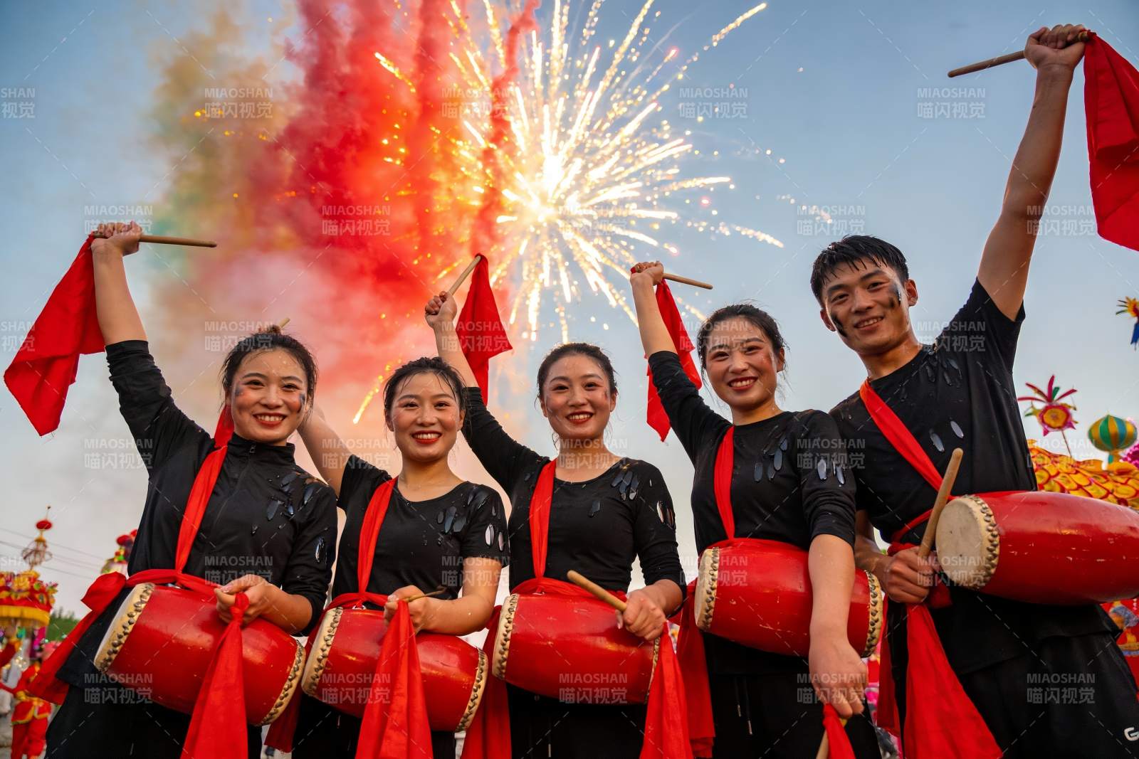 烟花下鼓手欢庆表演图片