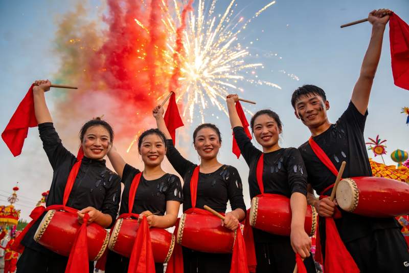 烟花下鼓手欢庆表演图片