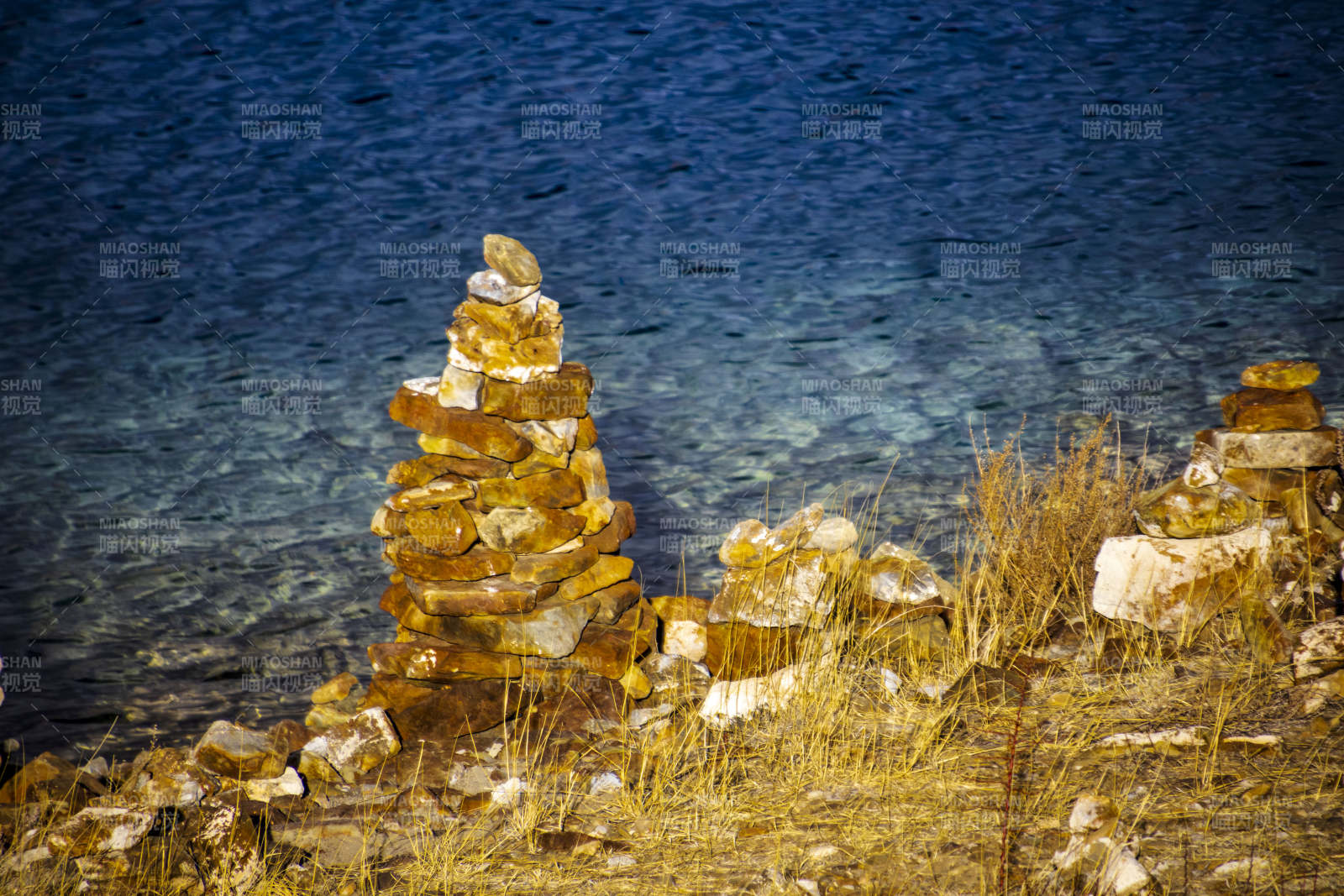 湖畔石堆静景图片
