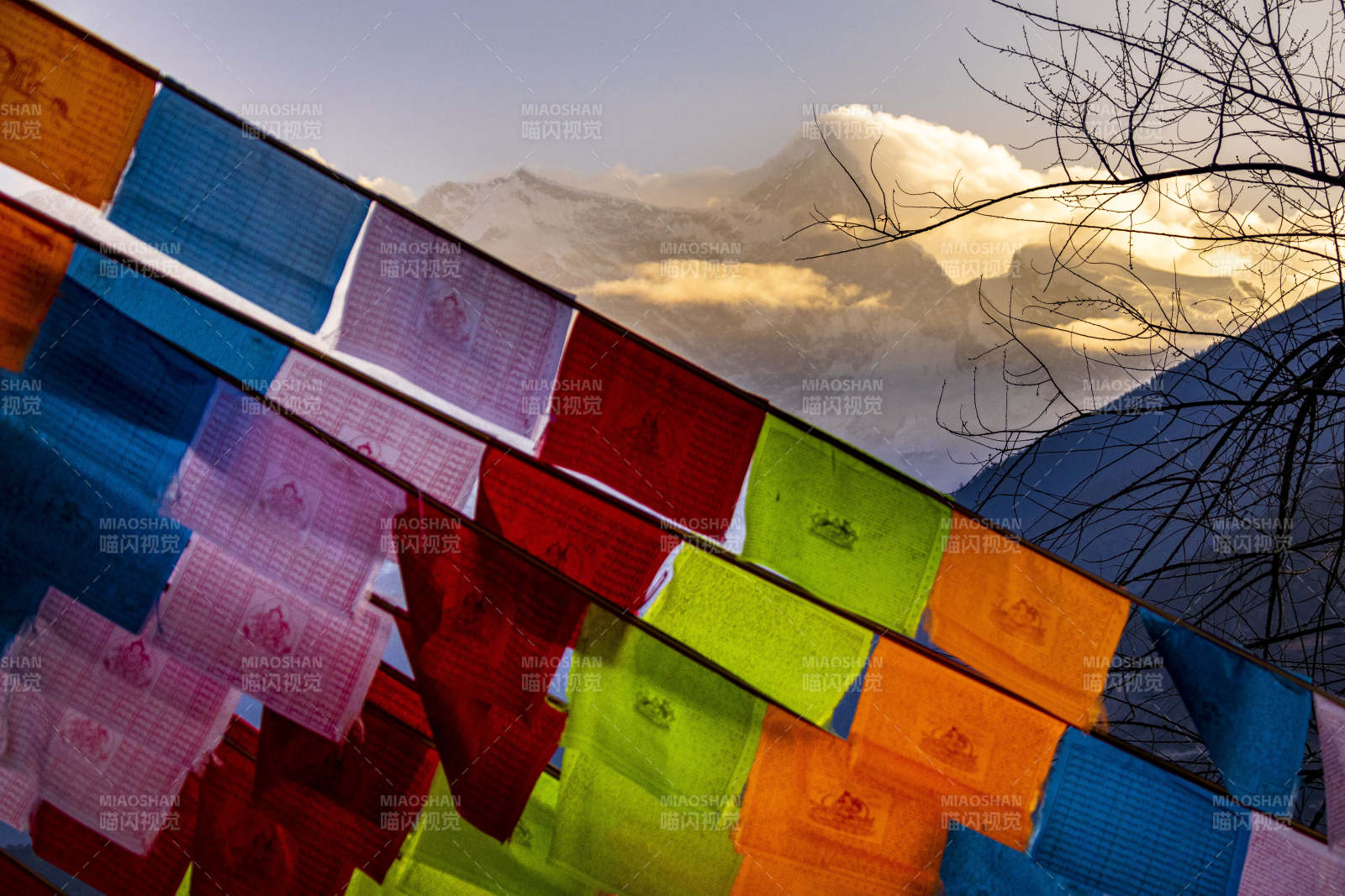 南迦巴瓦峰下的经幡飘扬图片